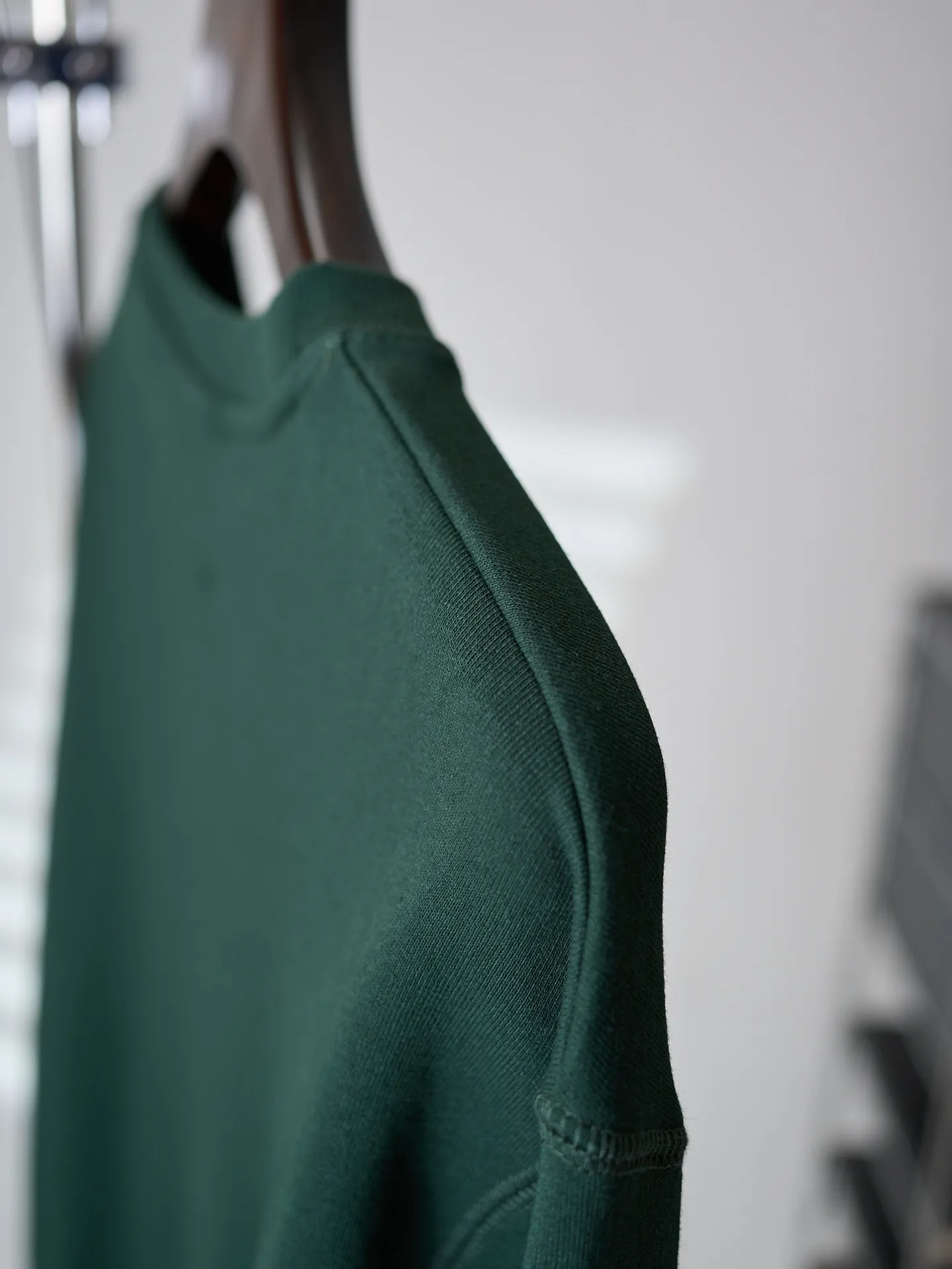 [Real auction] Acne Studios embroidered logo sweatshirt (women's style) [In Stock] S M L custom-dyed cloud-like brushed fleece cotton, smooth drape, soft and skin-friendly. Wearing a dark forest green as the base, the soft cloth texture is rich in layers, and the low-saturated green tone reveals a quiet and luxurious literary and artistic atmosphere. The iconic Acne Studios embroidered logo is embellished on the chest, simple yet recognizable. The neckline is designed with a Classic triangular panel structure and a high level of detail. The soft and slightly loose off-the-shoulder silhouette is just right to accommodate the lines of the shoulders and back. The moderate length is matched with a cuffed ribbed hem to freely modify the body shape. The ingenuity is hidden in the simple body, allowing a sense of relaxation throughout daily life. 1. Imported machine embroidery uses advanced computer control systems and precision mechanical components to precisely create the iconic Acne Studios logo embroidery, with smooth and delicate lines and a full sense of sophistication. 2. Enzyme washing treatment: The fabrics have been fermented and washed to give them a better feel and texture. They are not easy to deform, shrink or fade. They maintain long-term beauty and have a loose fit.